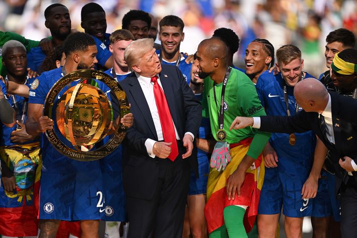 Donald Trump ræðir við Robert Sanchez markvörð Chelsea en fyrirliðinn Reece James bíður eftir leyfi til að fá að lyfta bikarnum