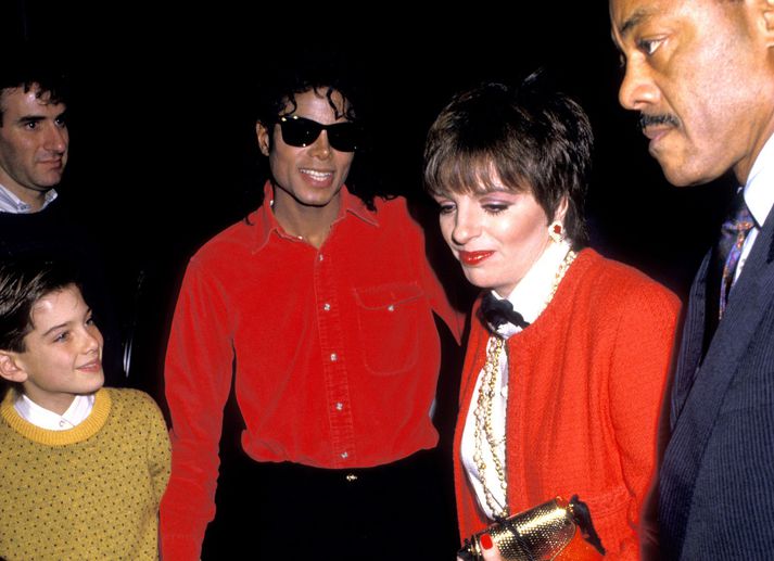 Michael Jackson sést hér leiða James Safechuck á leiksýningu árið 1988. Með þeim á myndinni er söng- og leikkonan Liza Minelli.