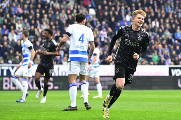 Kristian Nökkvi Hlynsson fagnar marki sínu fyrir Ajax í dag en hann hafði ekki skorað í tvö mánuði.