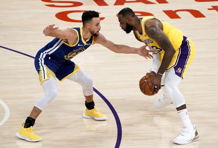 Stephen Curry í vörn gegn LeBron James í sigri Golden State Warriors á  Los Angeles Lakers í nótt.