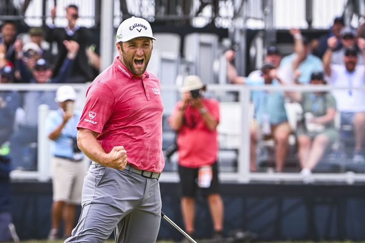 Jon Rahm fagnar. Hann er fyrsti Spánverjinn sem vinnur Opna bandaríska meistaramótið í golfi.