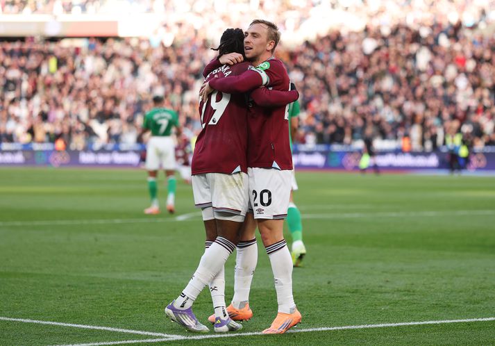 Aaron Wan-Bissaka og Jarrod Bowen fagna öðru marki West Ham sem var reyndar sjálfsmark.