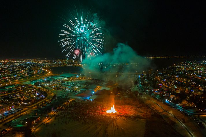 Brennur og skoteldar munu loga víða um land í kvöld.