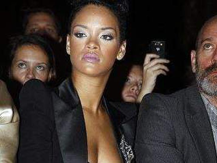Rihanna segist njóta þess að vera á lausu og daðra, en hún segir stærðina skipta máli þegar kemur að karlmönnum.