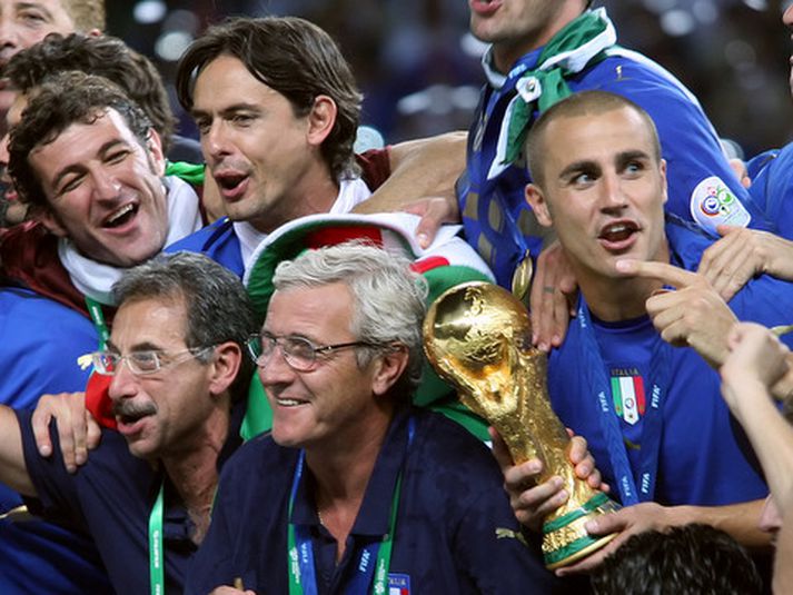 Marcello Lippi fagnar heimsmeistaratitlinum með leikmönnum sínum.