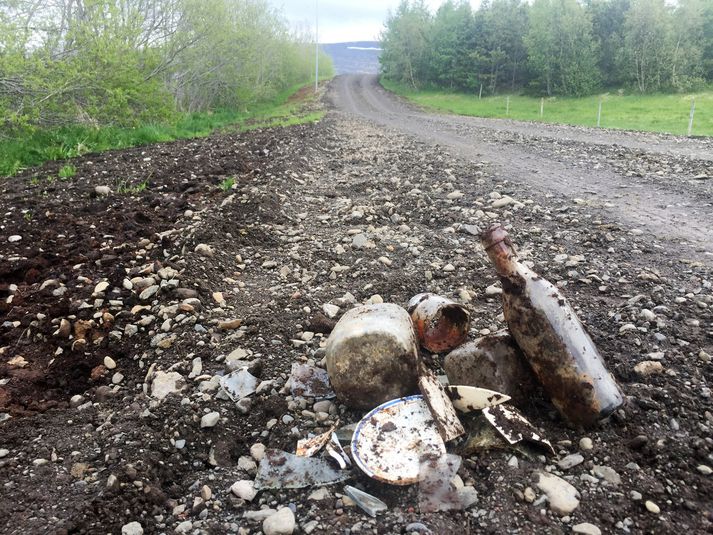 Glerbrot og naglar voru í nýjum reiðvegi á Akureyri.