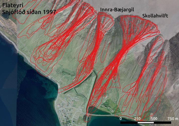 Á myndinni má sjá snjóflóð sem fallið hafa á Flateyri frá árinu 1997 en þau eru um tuttugu talsins. Varnargarðurinn sést neðarlega á myndinni fyrir miðju og þorpið Flateyri þar fyrir neðan.