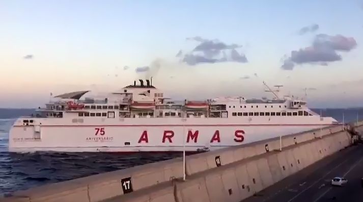 Um 140 farþegar voru í ferjunni.