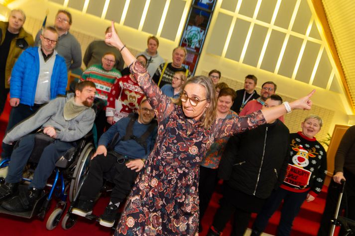 Guðný Hallgrímsdóttir, prestur fatlaðra, í miklu stuði með sínu fólki í Grensáskirkju.