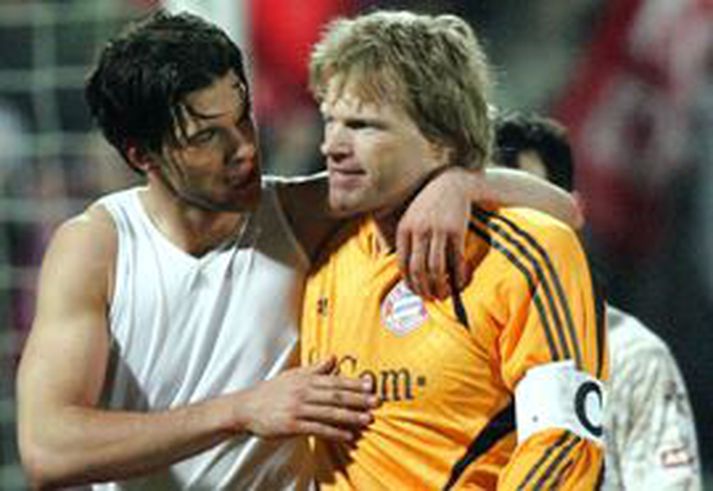Michael Ballack óskar hér félaga sínum Oliver Kahn til hamingju með að vera kominn í úrslitaleikinn