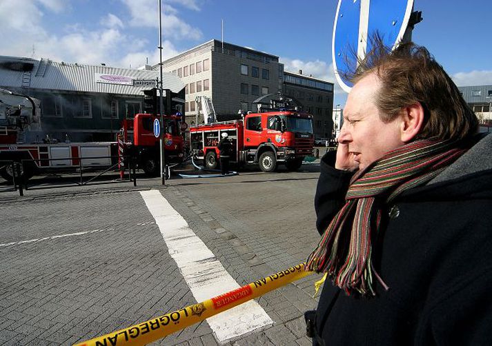 Þórður við Rósenberg. Þórður Pálmason, sem missti mikið af eigum sínum á staðnum Rósenberg í brunanum, sést hér fylgjast með slökkvistarfi. 
