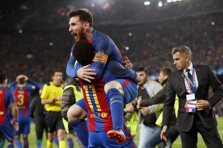 Lionel Messi stekkur í fangið á Neymar eftir magnaða endurkomu Barcelona gegn Paris Saint-Germain 2017.