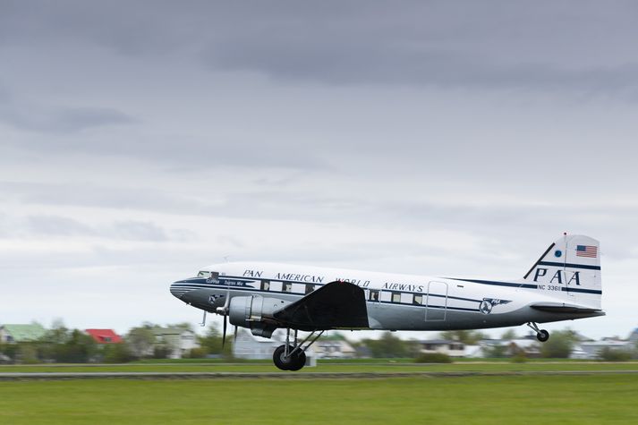 Fyrsti þristurinn, sem þjónar hópfluginu sem undanfari, í flaug frá Reykjavík í hádeginu til Skotlands.