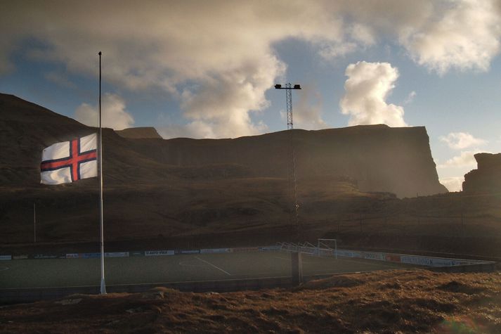 Flaggað í hálfa stöng við knattspyrnuvöllinn í Vági í Færeyjum. Myndin er úr safni.