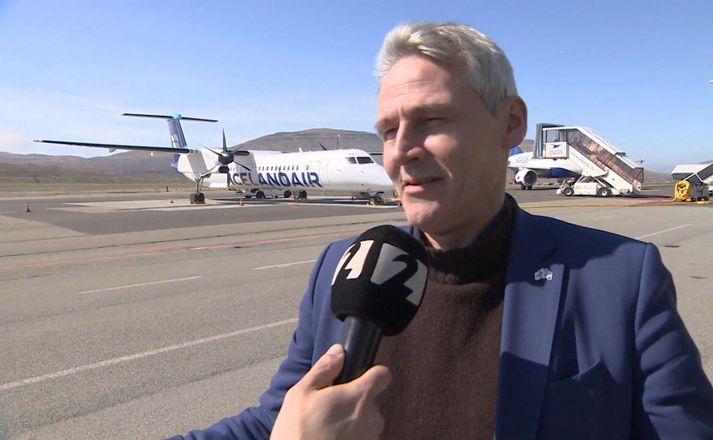 Høgni Hoydal rifjaði upp færeysku þjóðsöguna af tröllunum sem mistókst að draga Færeyjar að Íslandi. Flugfélagi Íslands tókst hins vegar að færa þjóðirnar nær hvor annarri með flugsamgöngum sem hófust árið 1963.