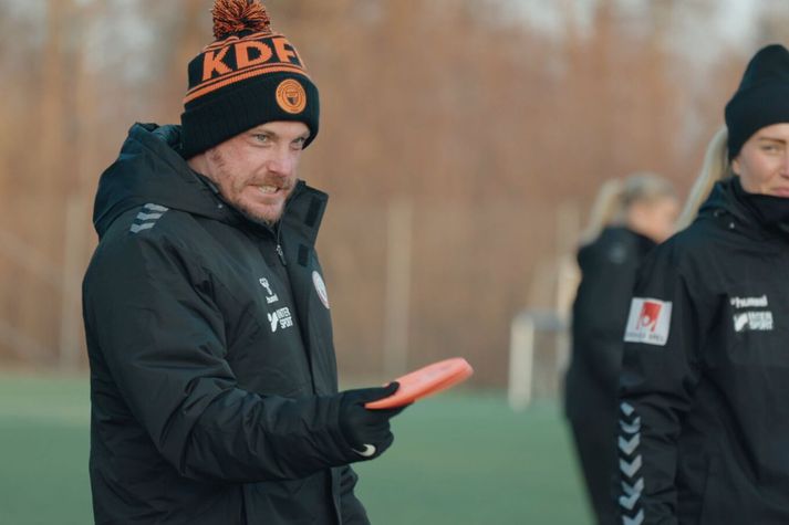Nik segir leikmönnum til á æfingu gærdagsins í Kristianstad.