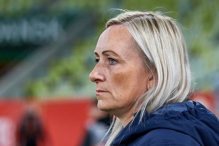 Elísabet Gunnarsdóttir fylgist með leiknum við Pólland í Gdansk í kvöld.