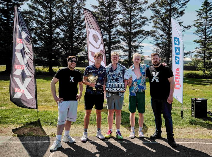 Sigurvegarar Streetball móts X977 árið 2024 eru BBB. Hér sjást þeir félagar ásamt Sigurði Orra og Tomma Steindórs, umsjónarmönnum mótsins.  Myndir/Anton Brink.