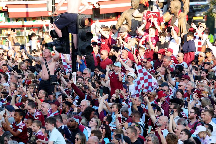 Stuðningsmenn West Ham sjást hér fagna eftir sigur liðsins í Sambandsdeild Evrópu.