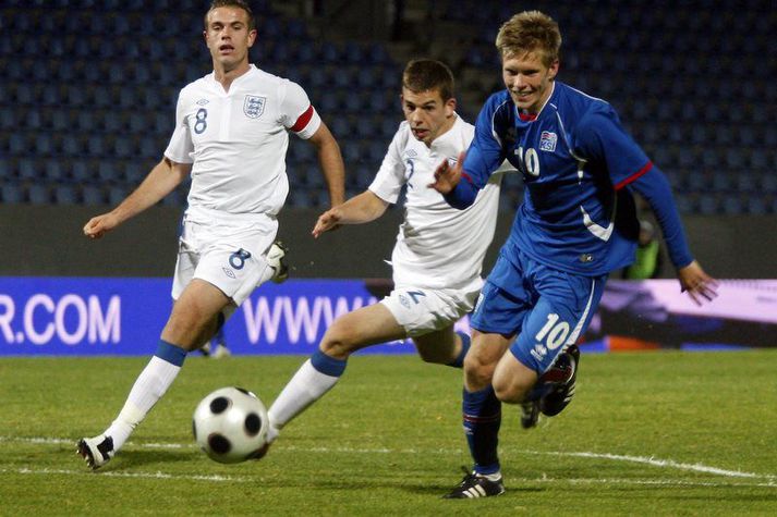 Aron í landsleik með U21 árs liði Íslands gegn Englandi á Laugardalsvelli.