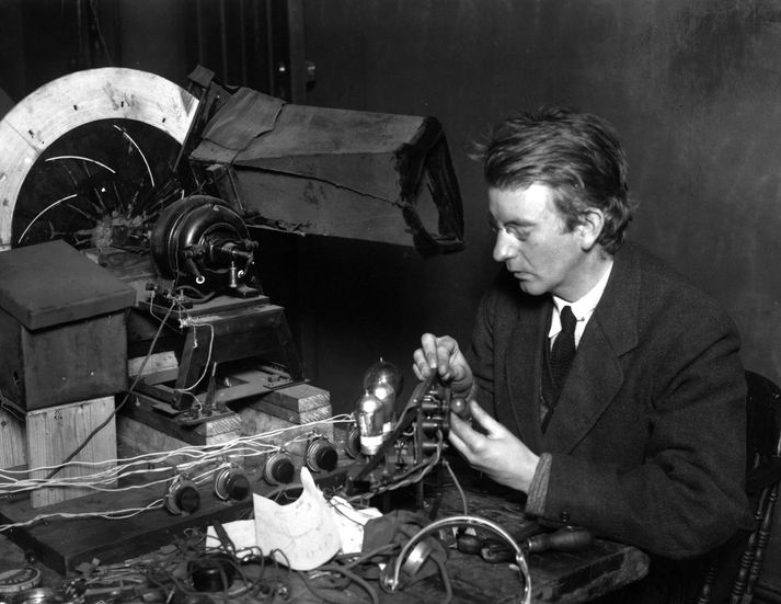 Meðal þess sem John Logie Baird og samstarfsmenn hans unnu að á seinni hluta þriðja áratugarins voru tilraunir með nætursjón og gerð búnaðar til að nema innrautt ljós.