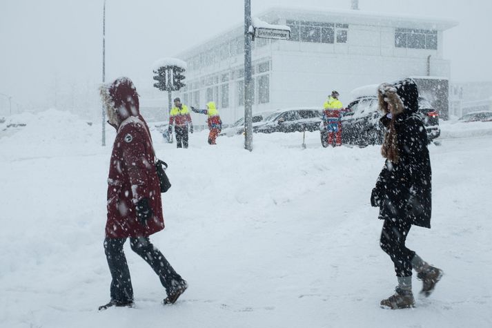 Umferð hefur víða raskast vegna snjóþungans í dag.