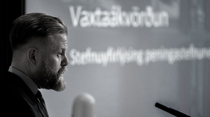 Ásgeir Jónsson seðlabankastjóri lýsti því yfir snemma í desembermánuði að hann væri ánægður með tóninn í viðræðum aðila á vinnumarkaði. Næsti vaxtaákvörðunardagur peningastefnunefndar bankans er 7. febrúar næstkomandi.