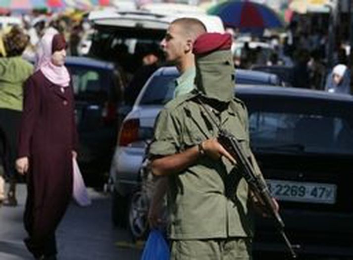 Vígamaður í borginni Ramallah á Vesturbakkanum í gær.