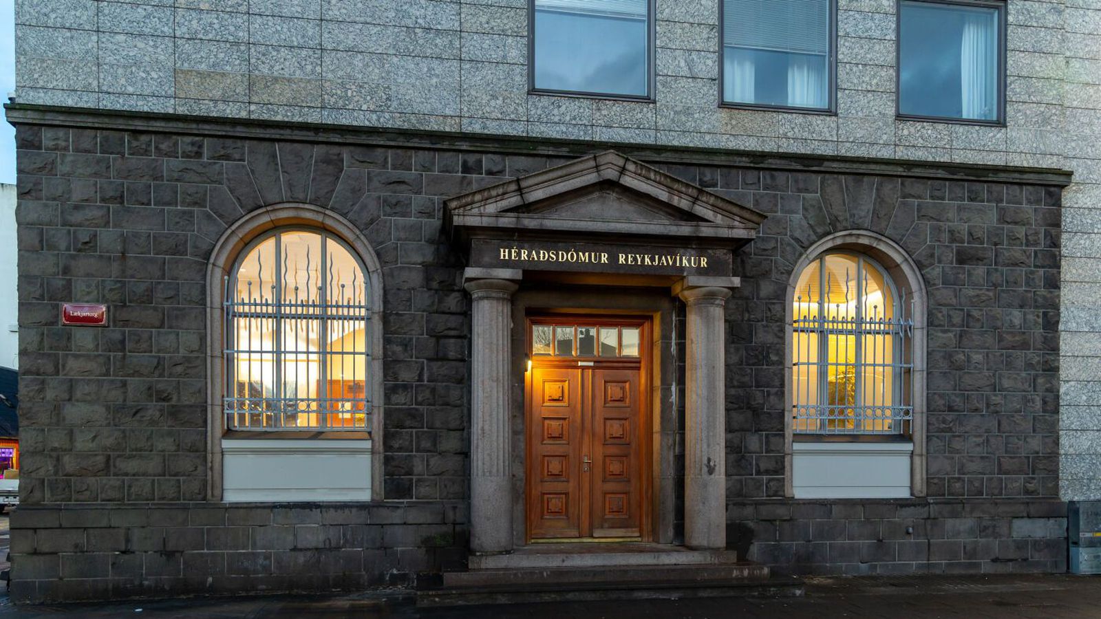 Þrettán ár fyrir í­trekuð brot gegn stjúp­dóttur