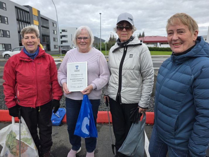 Plokkara vinkonurnar á Selfossi með viðurkenningarskjalið sitt. Frá vinstri, Ágústa, Sigrún, Gunndís og Katrín.