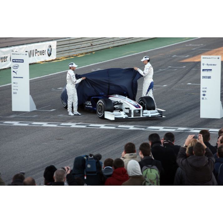 Robert Kubica og Nick Heidfeld afhúpa nýjan BMW í Valencia á Spáni í dag.