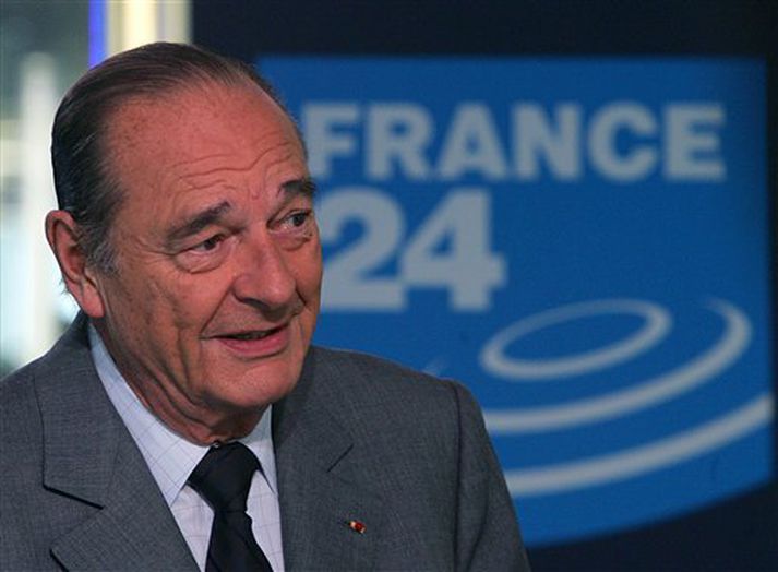 Jaques Chirac, Frakklandsforseti, er einn þeirra sem styður stöðina. Merki sjónvarpsstöðvarinnar er í bakgrunni.