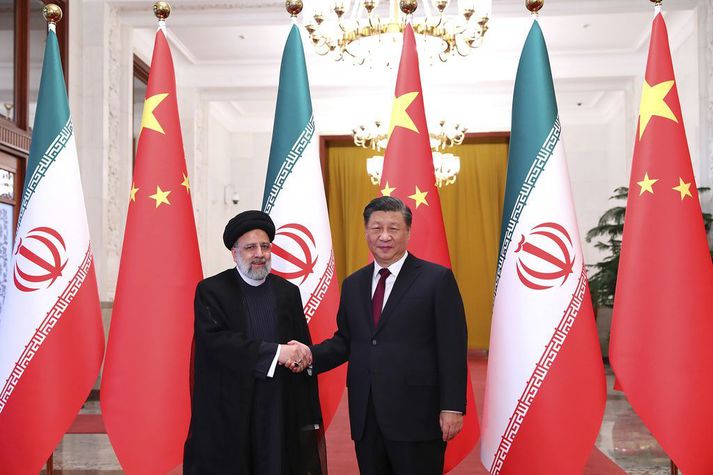 Xi Jinping, forseti Kína, (t.h.) tekur í hönd Ebrahims Raisi, forseta Írans, í heimsókn þess síðarnefnda í Beijing í síðasta mánuði.