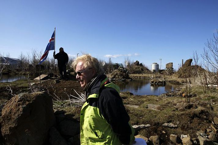 „Ég er orðinn klökkur og verð bara að fara inn strákar mínir,“ sagði Hrafn við ljósmyndara í gær. Fyrir aftan Hrafn stendur stuðningsmaður með flagg í hendi.
fréttablaðið/stefán