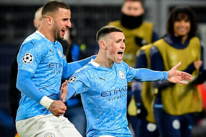 Kyle Walker og Phil Foden fagna eftir að Foden skoraði sigurmarkið gegn Dortmund í Meistaradeild Evrópu í gærkvöld.