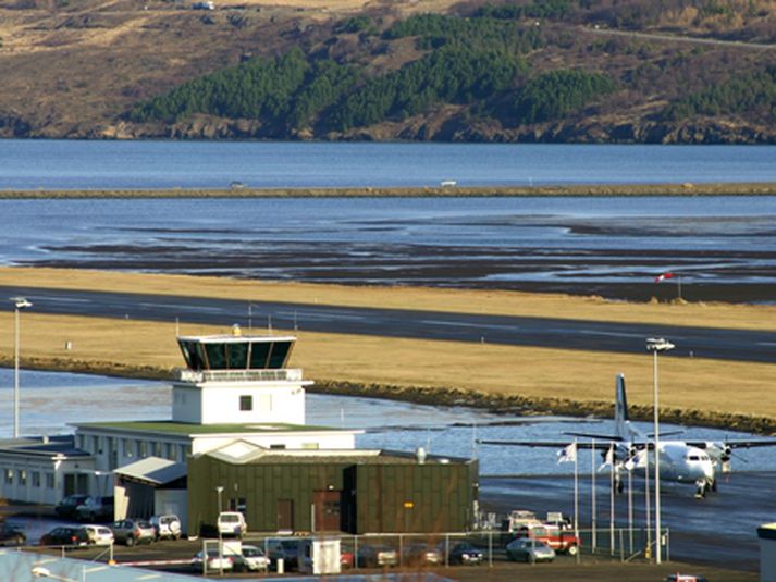 Akureyrarflugvöllur. Horfur eru á að allir millilandaflugvellir hér á landi lokist í kvöld. Mynd/Kristján