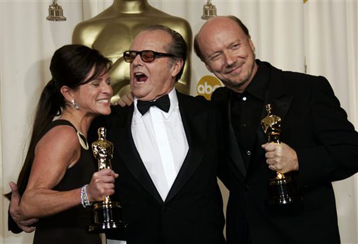 Cathy Schulman og Paul Haggis, framleiðendur kvikmyndarinnar Crash, í góðum félagsskap með leikaranum Jack Nicholson á Óskarsverðlaunahátíðinni í Los Angeles í nótt.