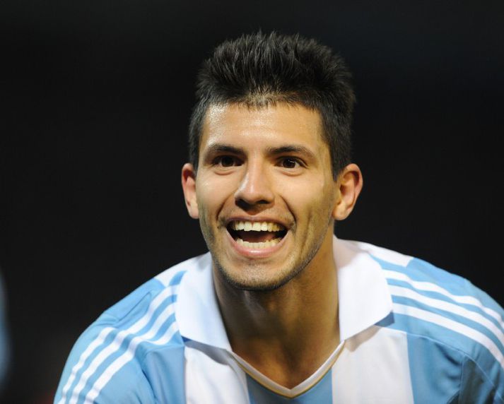 Argentínumaðurinn Sergio Aguero er þessa stundina í læknisskoðun hjá enska úrvalsdeildarliðinu Manchester City.
