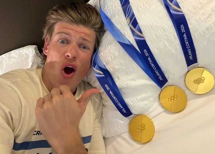 Norðmaðurinn Johannes Hösflot Klæbo tók mynd af sér þegar hann var búinn að vinna þrenn gullverðlaun en núna hefur hann bætt við tveimur í viðbót.