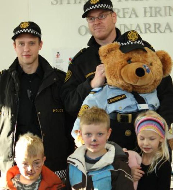 Lögreglumenn með Lúlla löggubangsa og nokkra vaska krakka sér til aðstoðar.