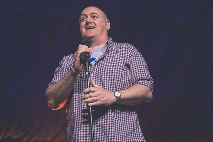 Dara Ó Briain skaust fyrst fram á sjónarsviðið með uppistandi sínu.