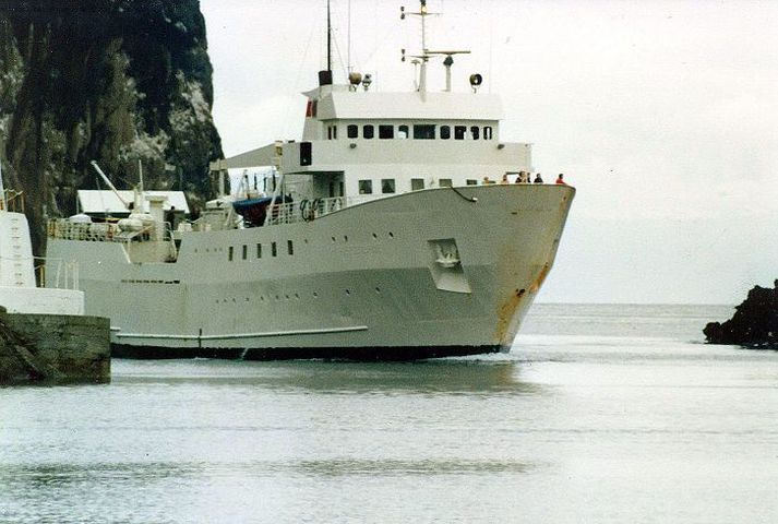 Eftir opnun Landeyjarhafnar hefur nokkuð oft þurft að fella niður ferðir vegna þess hve illa Herjólfur hentar á þeirri leið.