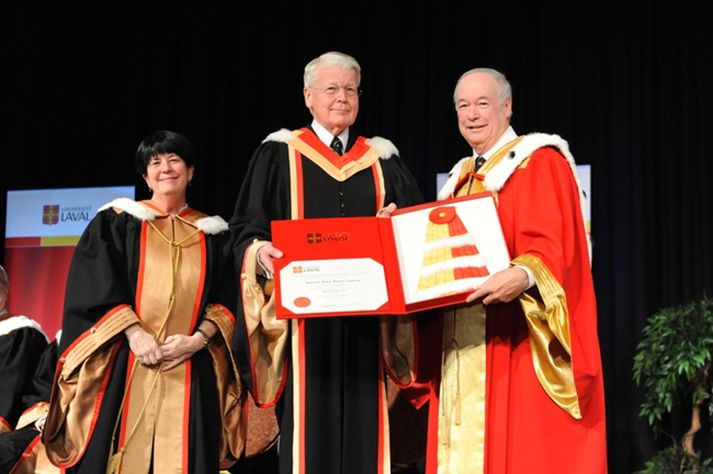 Forseti tekur við nafnbót heiðursdoktors við Laval háskólann í Québec.