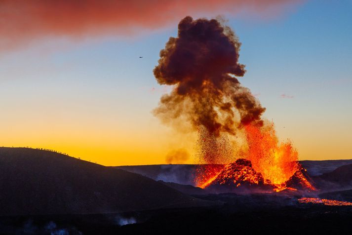 Eldgosið á Reykjanesi laðar daglega að sér fjölda göngufólks.