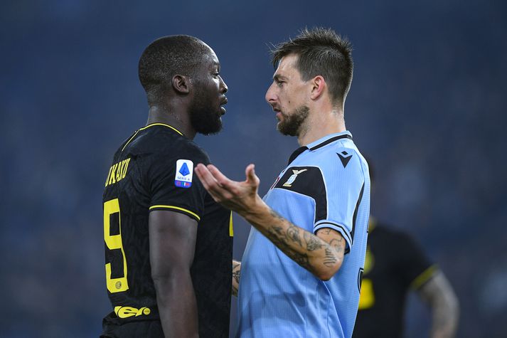 Romelu Lukaku og Francesco Acerbi ræða málin í leik Inter og Lazio fyrr í mánuðinum.