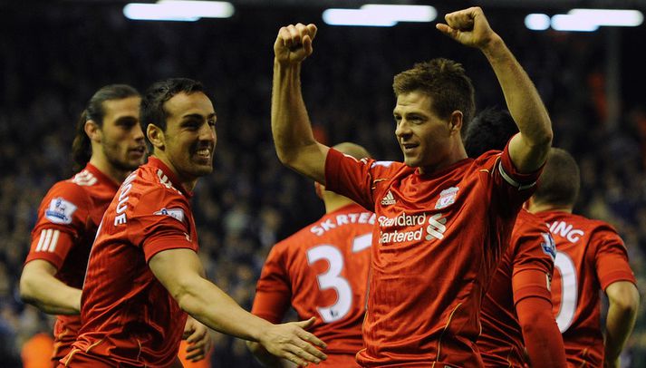 Steven Gerrard fagnar í kvöld.