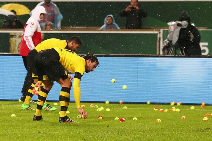 Mats Hummels og Ilkay Gündogan reyna að koma tennisboltunum út af vellinum.