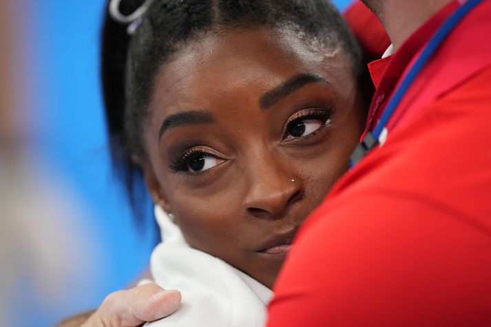 Simone Biles og stöllur hennar í bandaríska liðinu urðu að sætta sig við silfur í liðakeppninni í gær.