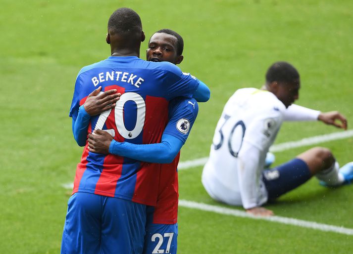 Christian Benteke fagnar marki sínu í dag ásamt Tyrick Mitchell.