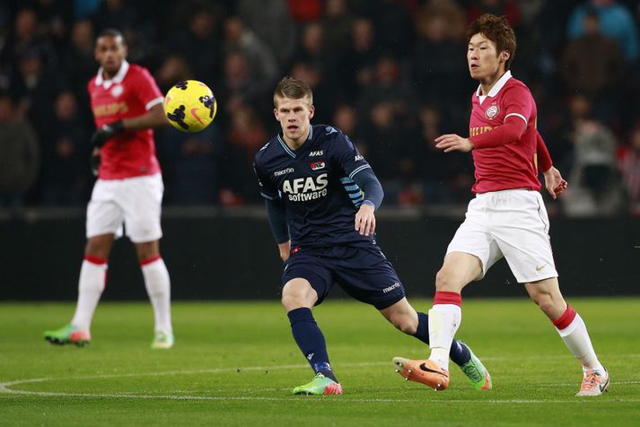 Jóhann Berg í baráttu við Ji-Sung Park.